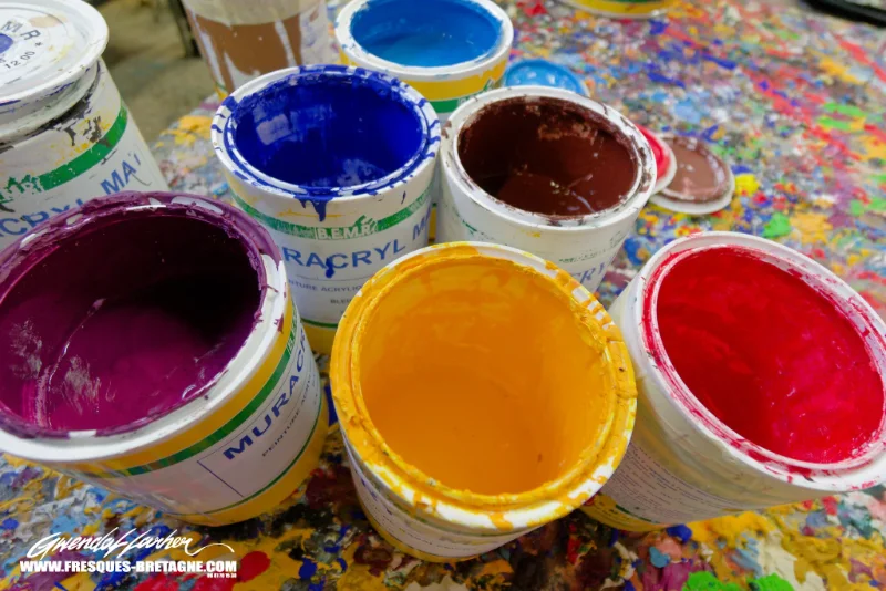 Palette de couleurs et teintes pour une fresque murale, atelier de l'artiste à Morlaix.